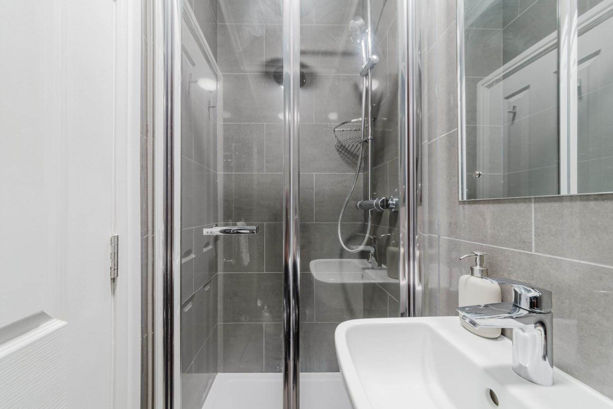 Ferienwohnung Modern Cosy Corner Flat 3 Bed And Loft Sleep 7 People London Exterior foto